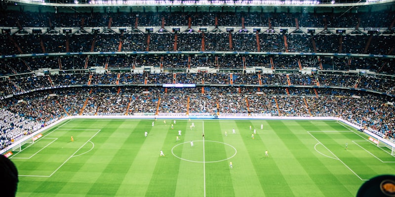 现代足球战术板示意图 - 分析高位逼抢与控球战术趋势